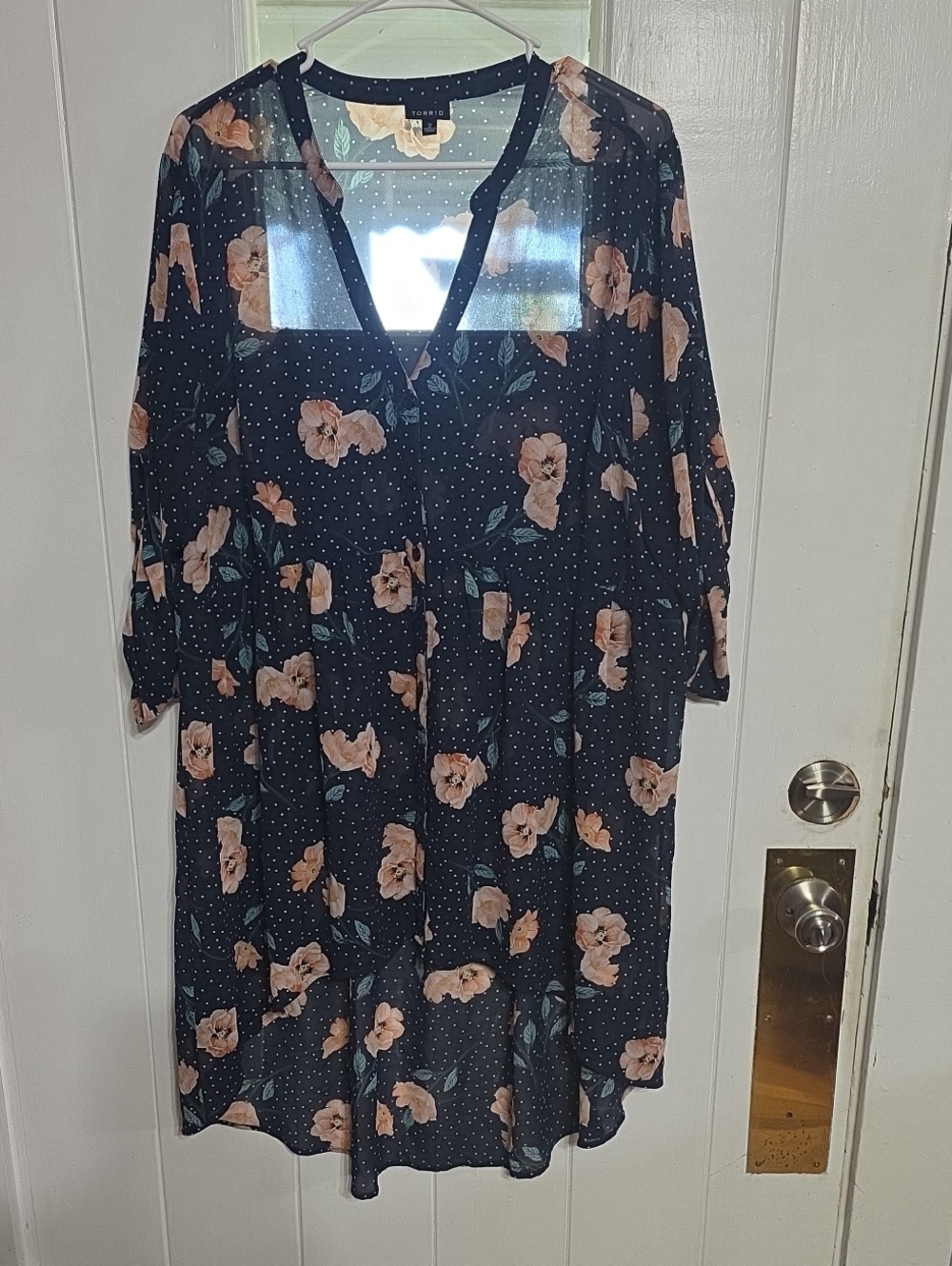 Torrid Wonen's Blouse Navy Floral Long Back  Buttons Tab Sleeves Flowy Sz 2X EUC
